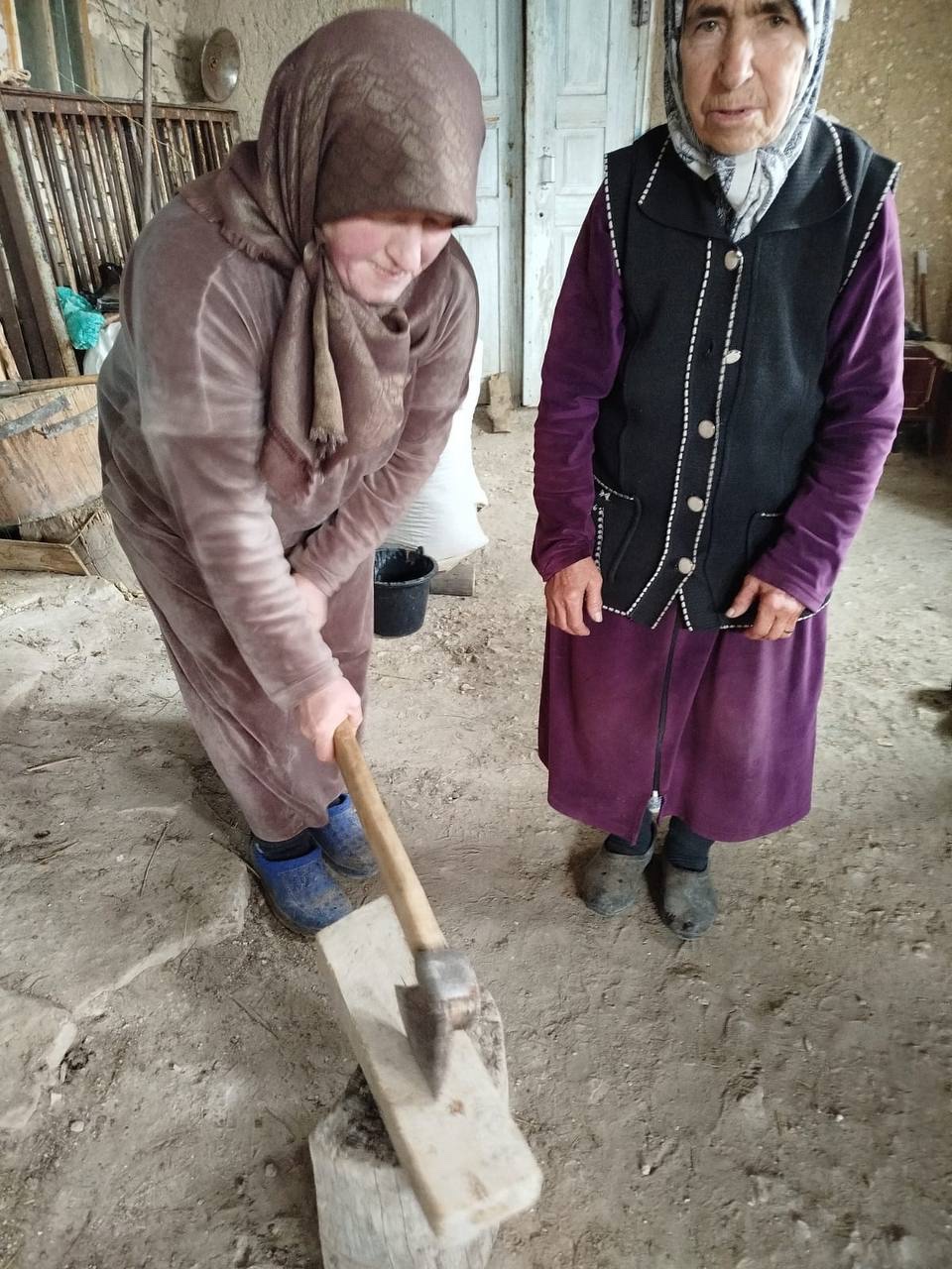 Социальный работник социального обслуживания на дому отделения № 2 селении Цилитль Ахмедгаджиева Сагдигат посещает свою подопечную оказывает ей социальную услугу  согласно  утвержденному графику посещения.